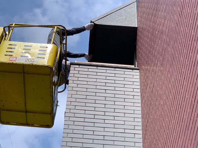 高所作業車で軒天、破風板修理